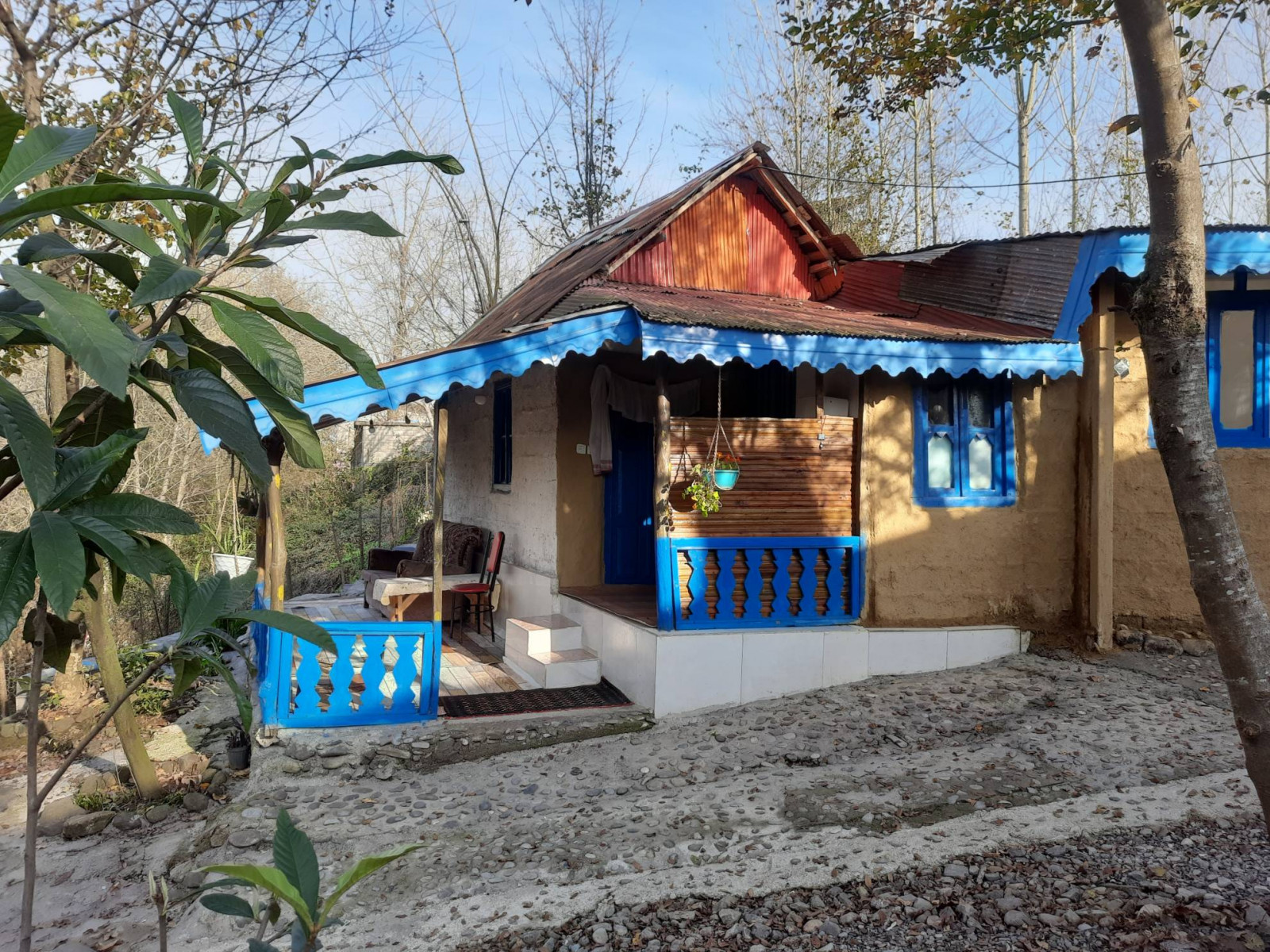 دنج جنگلی روستای با صدای پرندگان و لب رودخانه